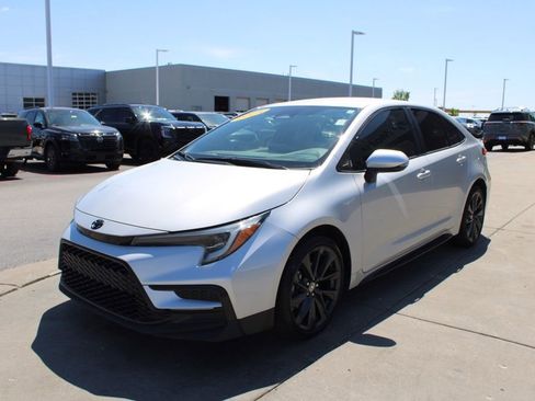 Used 2023 Toyota Corolla SE image 3