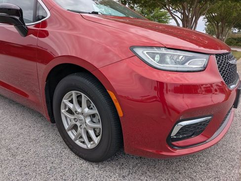 Used 2024 Chrysler Pacifica Touring-L FWD image 10