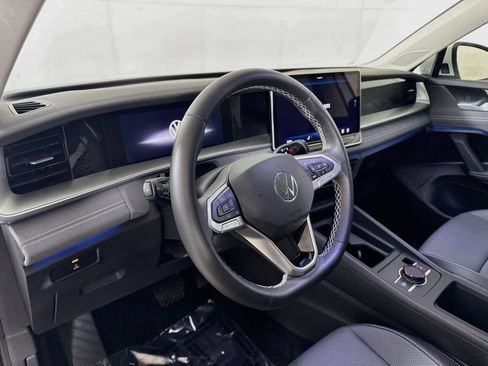 Certified 2025 Volkswagen Tiguan SE w/ Panoramic Sunroof Package AWD/4WD image 4