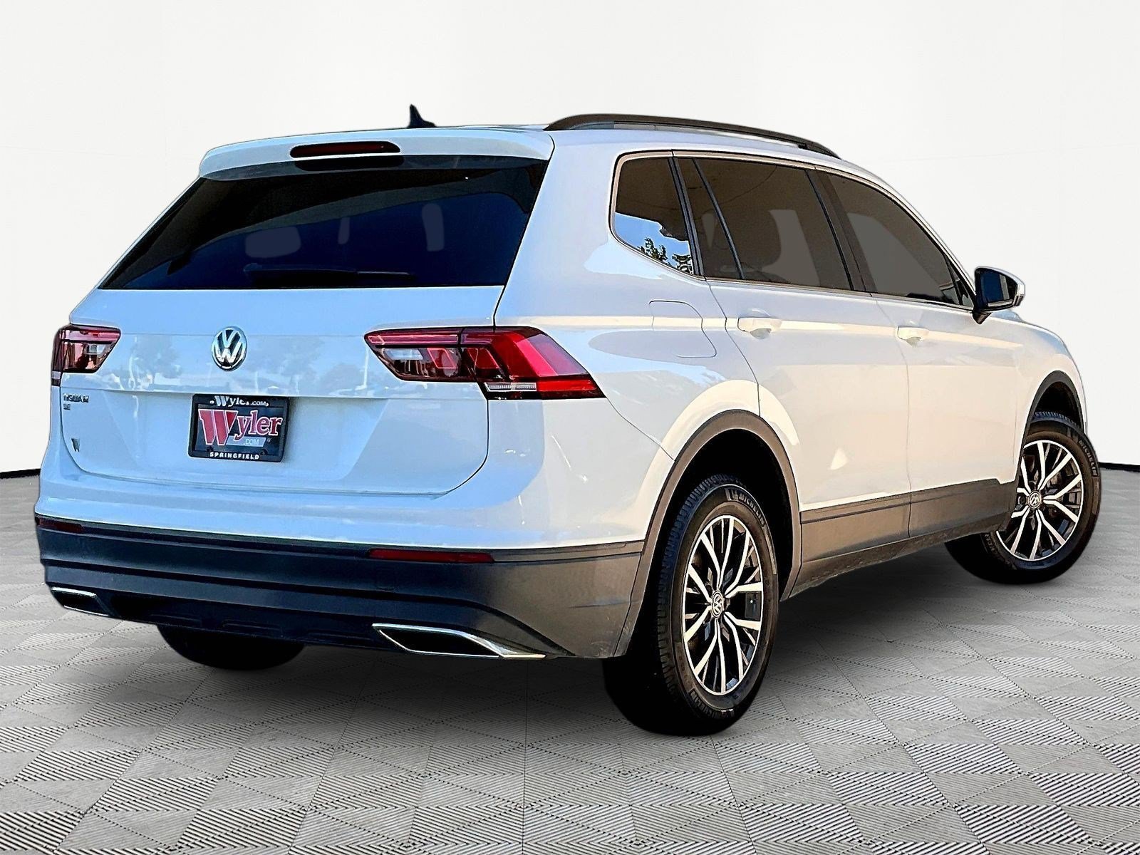Used 2019 Volkswagen Tiguan SE w/ Panoramic Sunroof Package FWD image 6
