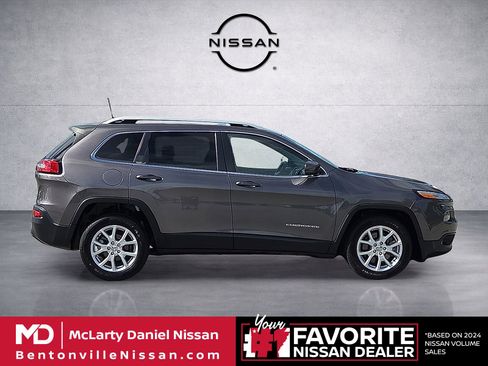Used 2018 Jeep Cherokee Latitude Plus w/ Comfort/Convenience Group FWD image 6