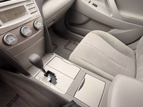 Used 2010 Toyota Camry LE image 30