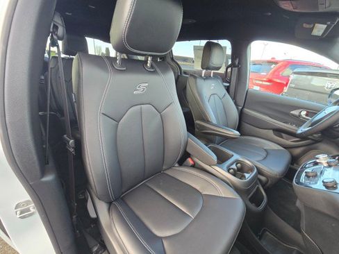 New 2026 Chrysler Pacifica Select w/ S Appearance Package FWD image 13