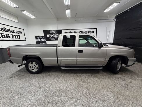 Used 2007 Chevrolet Silverado 1500 LT w/ Extended Cab Value Package RWD image 2