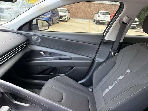 Used 2025 Hyundai Elantra SE FWD image 15