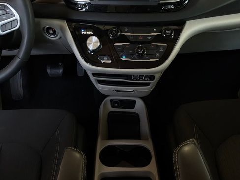 Used 2024 Chrysler Voyager LX FWD image 16