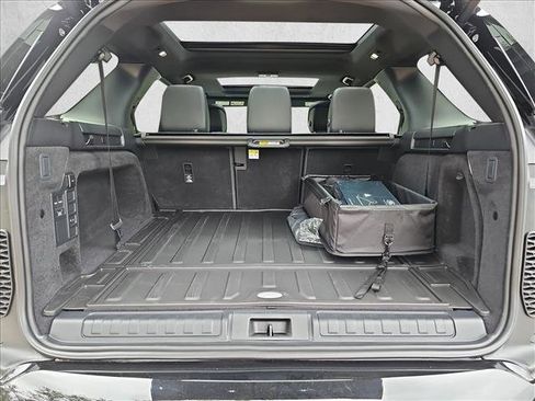 Certified 2024 Land Rover Discovery Dynamic SE image 7