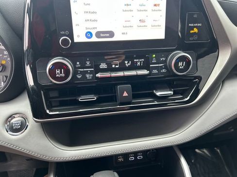 Used 2023 Toyota Highlander L image 25