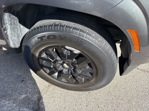 Used 2023 Nissan Frontier SV image 12