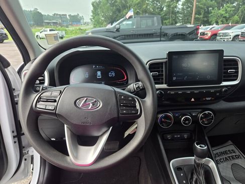 Used 2024 Hyundai Venue SE FWD image 9