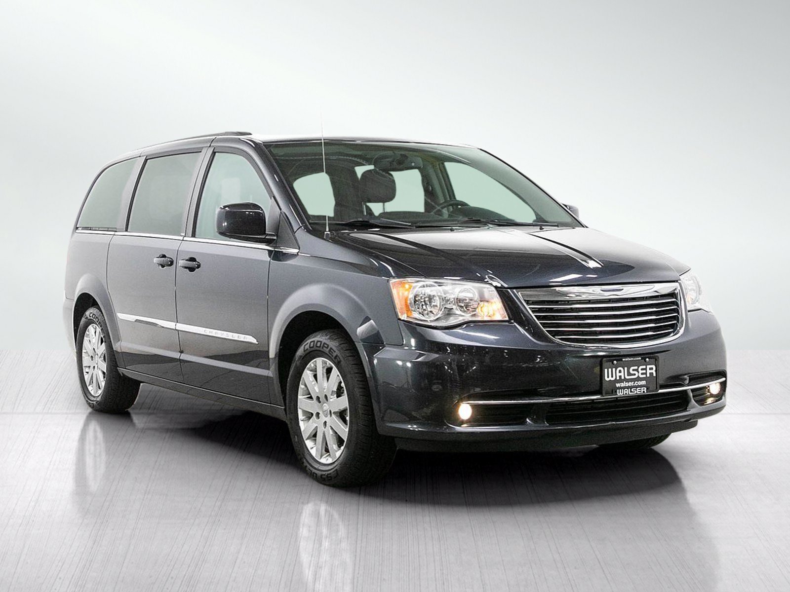 Used 2013 Chrysler Town & Country Touring FWD image 7