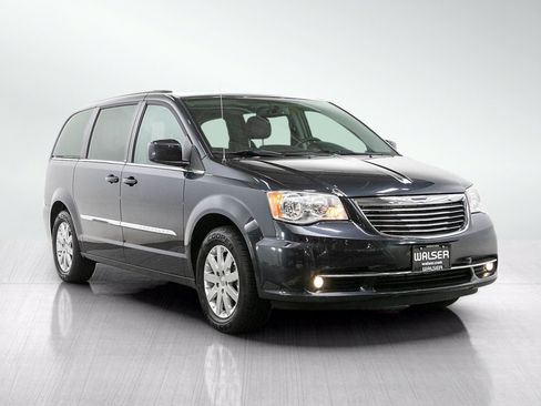 Used 2013 Chrysler Town & Country Touring FWD image 7
