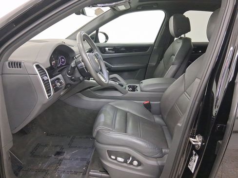 Used 2021 Porsche Cayenne image 5