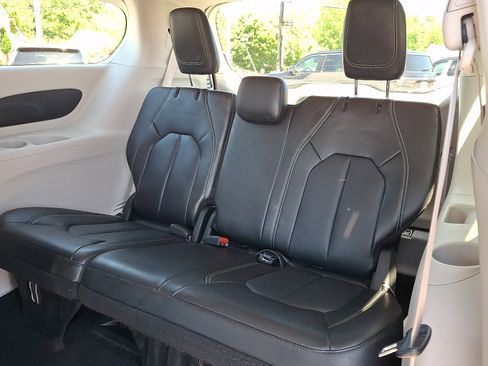 Used 2024 Chrysler Pacifica Touring-L FWD image 11