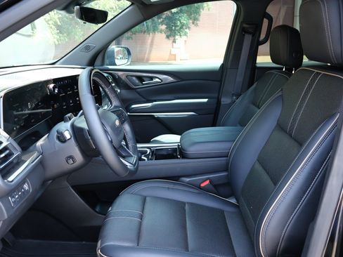 Used 2025 Chevrolet Traverse High Country w/ LPO, Floor Liner Package AWD/4WD image 12