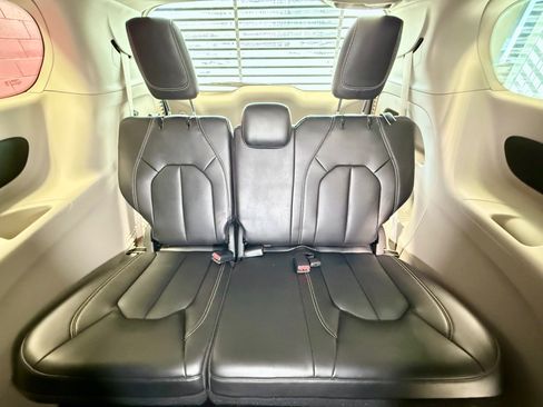 Used 2023 Chrysler Pacifica Touring-L FWD image 32