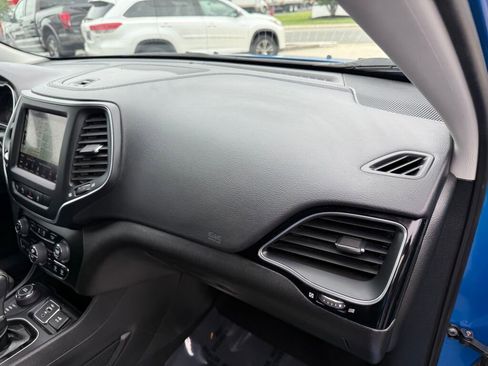 Used 2023 Jeep Cherokee Altitude Lux image 32