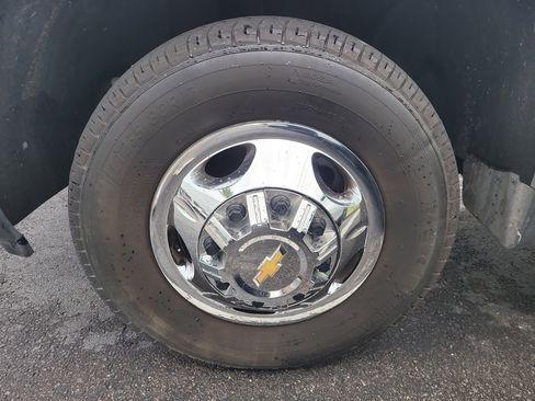 Used 2024 Chevrolet Silverado 3500 LT w/ Convenience Package image 8