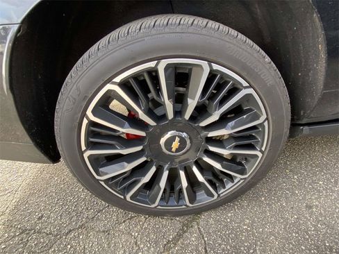 Used 2026 Chevrolet Suburban High Country image 9