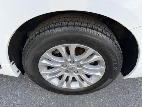 Used 2013 Toyota Sienna XLE image 27