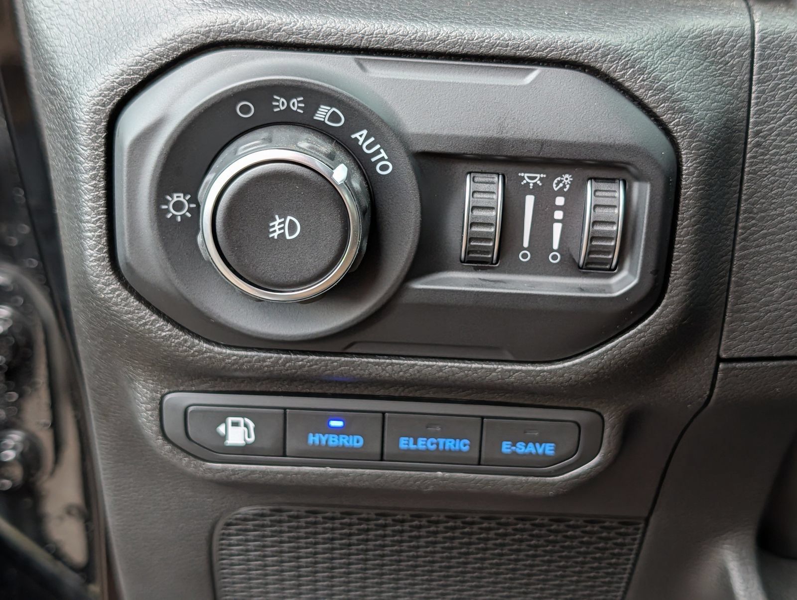 Used 2022 Jeep Wrangler Unlimited Sahara w/ Cold Weather Group AWD/4WD image 16