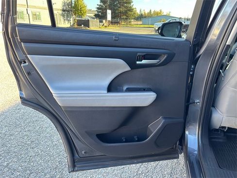 Used 2025 Toyota Highlander XLE image 27