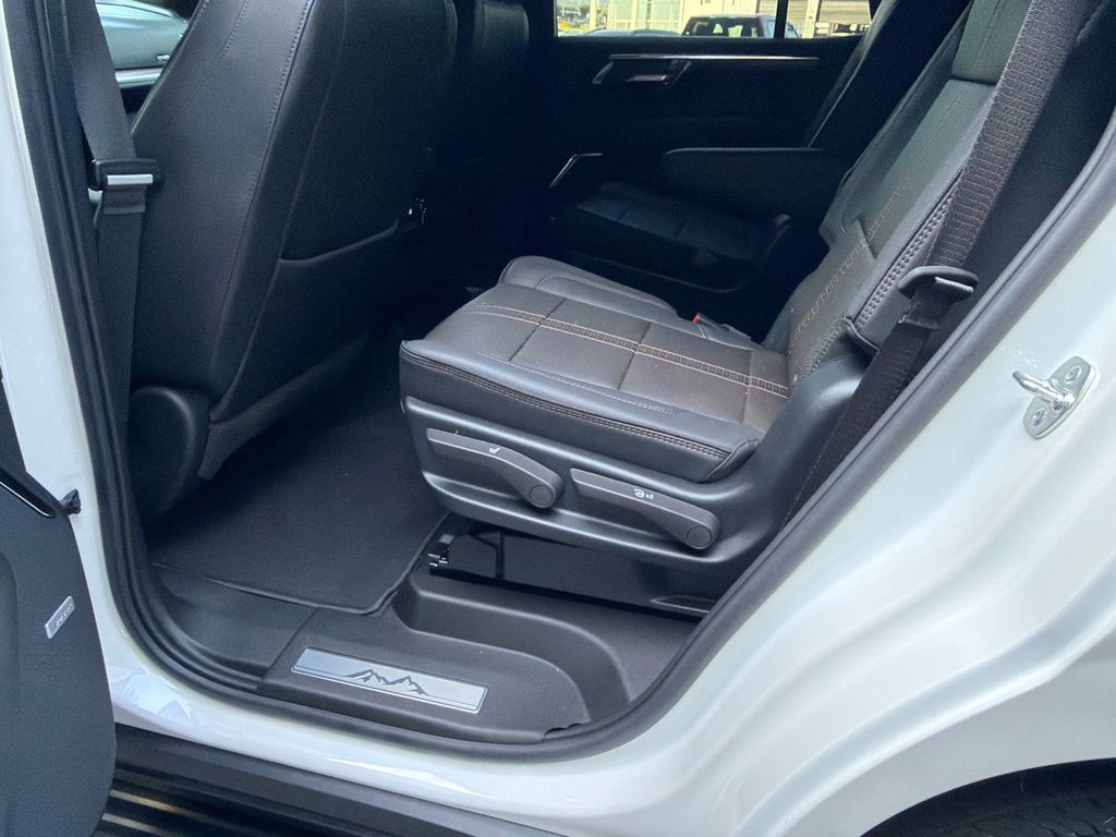 Used 2025 Chevrolet Tahoe High Country RWD image 21
