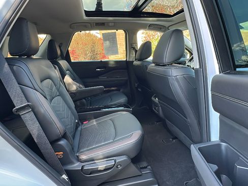 Used 2025 Nissan Pathfinder Platinum image 25