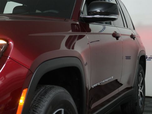 Used 2025 Jeep Grand Cherokee Limited image 10