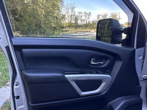 Used 2018 Nissan Titan SV w/ SV Convenience Package image 17