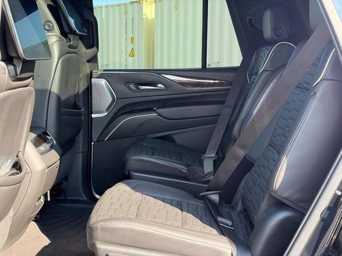 Used 2024 Cadillac Escalade Sport Platinum w/ LPO, ONYX Package AWD/4WD image 8