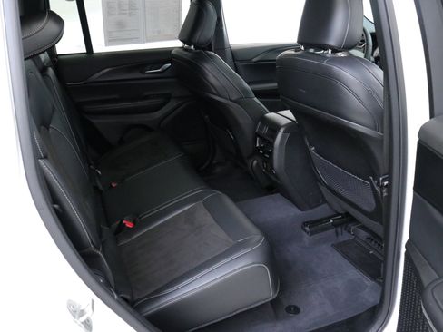 Used 2023 Jeep Grand Cherokee Altitude image 27