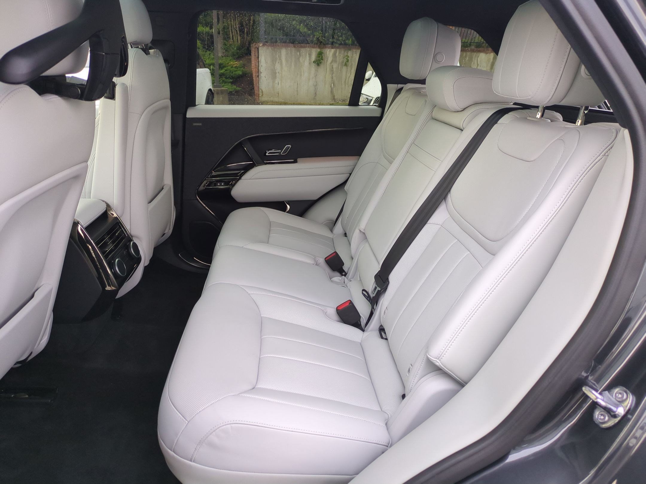 Used 2024 Land Rover Range Rover Sport SE AWD/4WD image 31