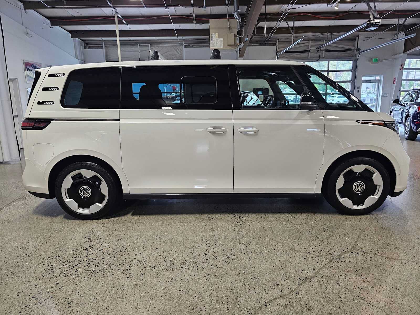Used 2025 Volkswagen ID. Buzz Pro S RWD image 2