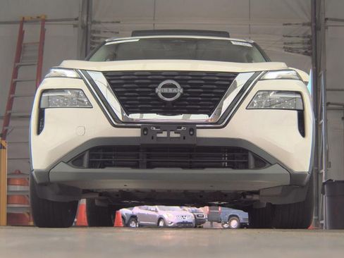 Used 2023 Nissan Rogue SV w/ SV Premium B Package AWD/4WD image 3