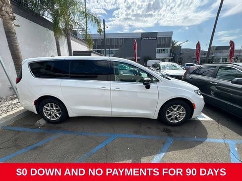 Used 2024 Chrysler Pacifica Touring-L FWD image 4