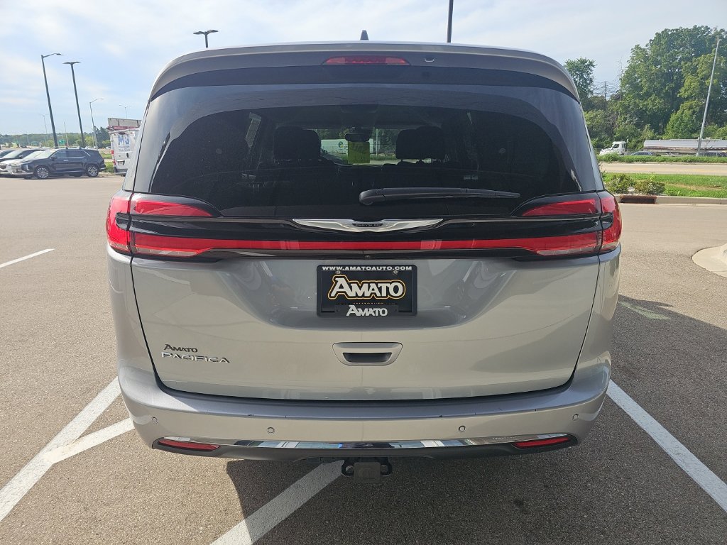 Used 2021 Chrysler Pacifica Touring FWD image 4