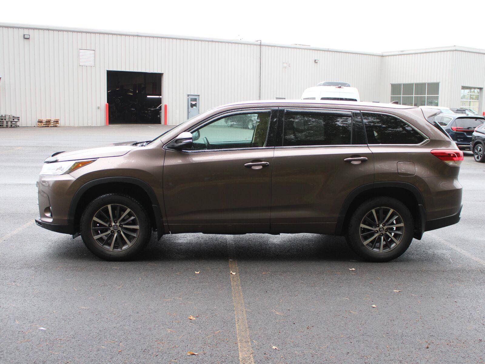 Used 2017 Toyota Highlander XLE AWD/4WD image 5