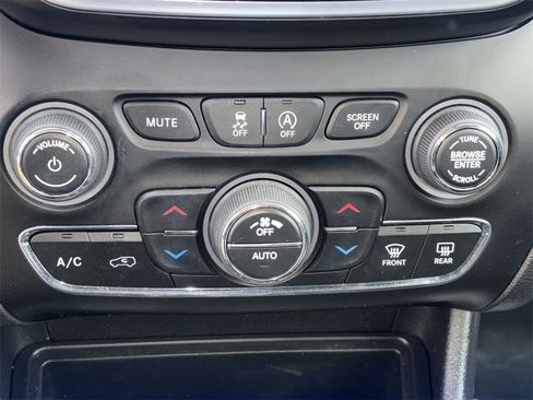 Used 2019 Jeep Cherokee Limited image 7