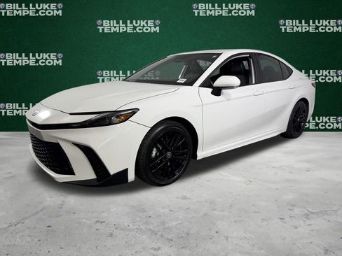 Used 2025 Toyota Camry SE image 3