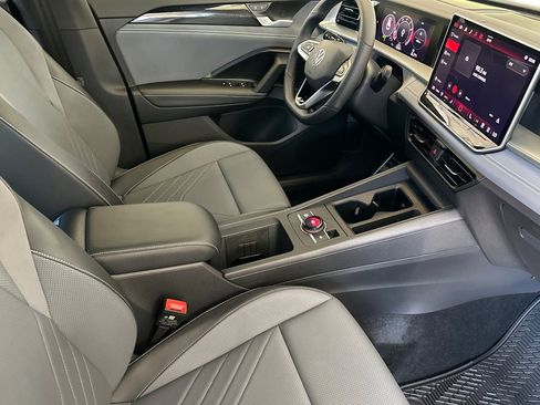 New 2026 Volkswagen Tiguan SE R-Line FWD image 14