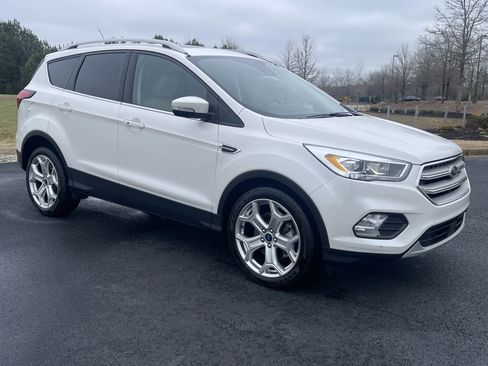 Used 2019 Ford Escape Titanium image 2