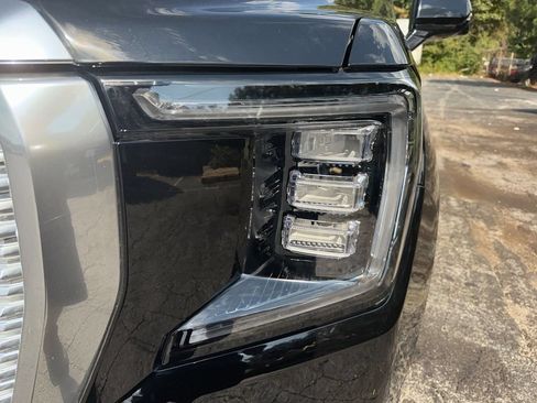 Used 2024 GMC Yukon XL Denali AWD/4WD image 10