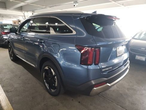 Certified 2025 Kia Sorento EX FWD image 3
