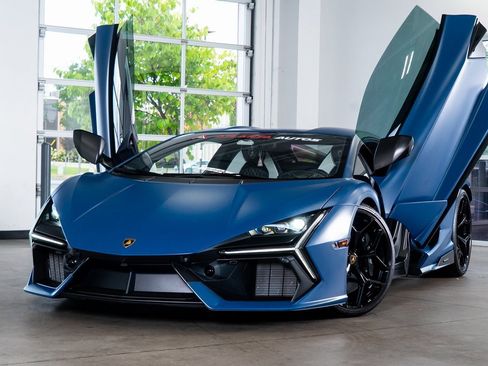 Used 2024 Lamborghini Revuelto image 2