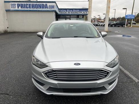 Used 2017 Ford Fusion SE w/ Fusion SE Technology Package image 3