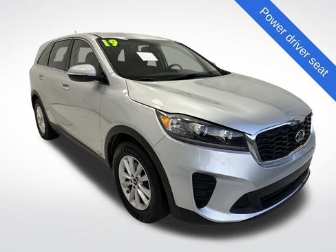 Used 2019 Kia Sorento LX image 3
