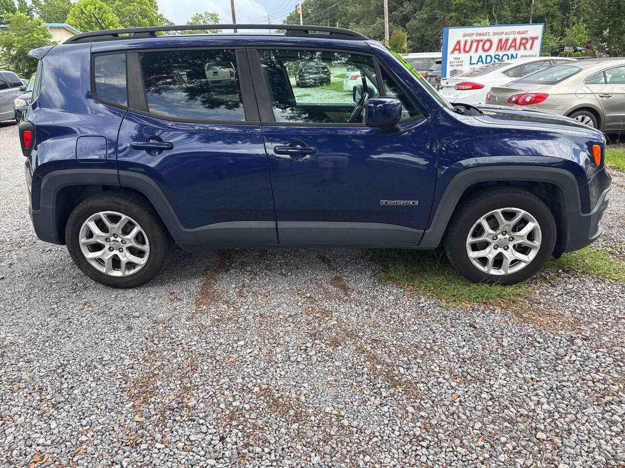 Used 2016 Jeep Renegade Latitude FWD image 2