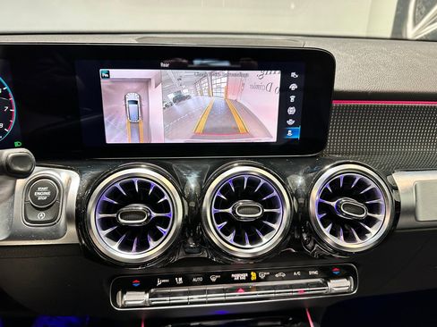 Used 2022 Mercedes-Benz GLB 250 4MATIC image 23