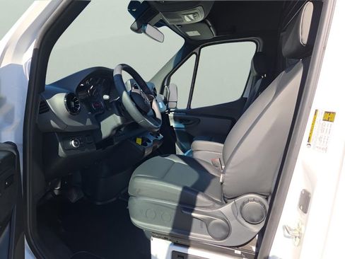 Used 2025 Mercedes-Benz Sprinter 2500 image 9